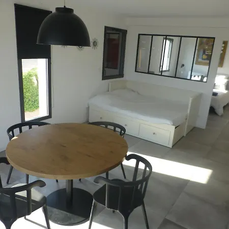 Cote Maquis 50m2 Dans Villa, En Rez De Jardin *