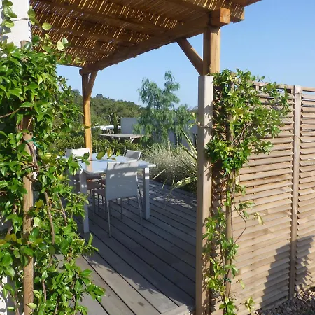 Cote Maquis 50m2 Dans Villa, En Rez De Jardin